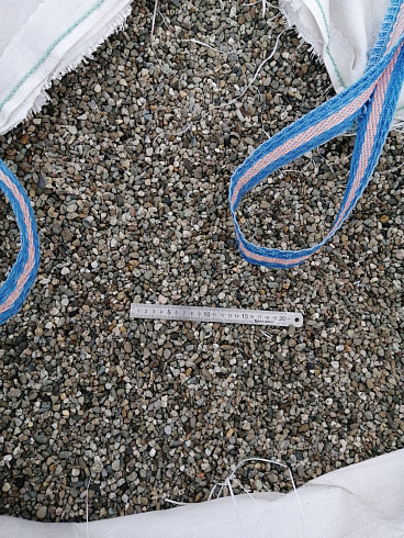 Kamenclub.ru: Галька речная окат (серая) фр.3-5 мм купить  в Ростове-на-Дону галька речная серая бежевый темно-серый окатанный речной камень округлый 9500 руб/т   фото КАМЕНЬ КЛУБ