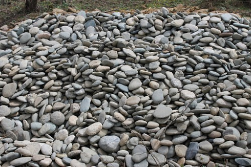 Kamenclub.ru: Галька речная плоская (ассорти) фр. 100-200-300 мм. купить  в Ростове-на-Дону галька плоская разноцветная серый белый темно-серый синий речная галька ландшафтная 8000 руб/т   фото КАМЕНЬ КЛУБ