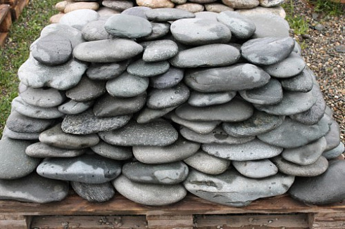 Kamenclub.ru: Галька речная плоская (темно-серая) фр. 100-200-300 мм. купить  в Ростове-на-Дону галька речная плоская темно-серый, серый, синий речной галечник плоский 9000 руб/т   фото КАМЕНЬ КЛУБ