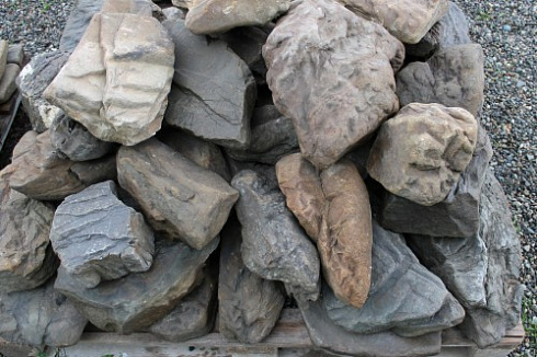 Kamenclub.ru: Песчаник декоративный ландшафтный (фр. 300-500 мм)  купить в Ростове-на-Дону песчаник желтый рыжий серый зеленый валун речной окатанный природный песчаника 4 500 руб/т   фото КАМЕНЬ КЛУБ