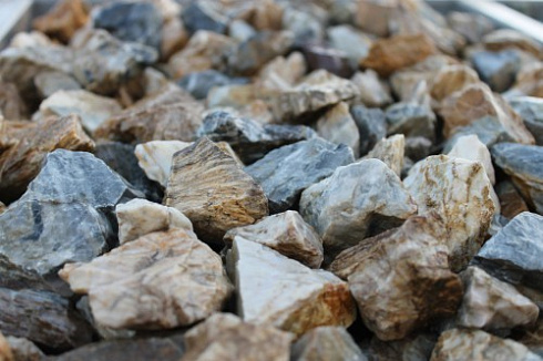 Kamenclub.ru: Мраморная крошка (щебень крошка медовый) фр. 20-40 мм.  купить в Ростове-на-Дону мрамор бежевый рыжий желтый ландшафтная мраморная крошка 12000 руб/т   фото КАМЕНЬ КЛУБ