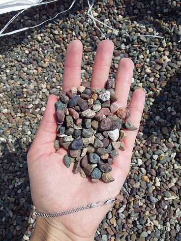 Kamenclub.ru: Галька речная окат цветная фр.5-10 мм. купить  в Ростове-на-Дону галька речная белый, серый, красноватый, синий, темно-серый речная окатанная галька декоративная 6800 руб/т   фото КАМЕНЬ КЛУБ