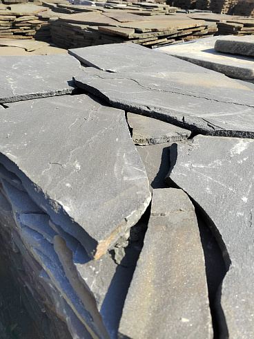 Kamenclub.ru: Песчаник пластушка светло-серый (3,0 см)  купить в Ростове-на-Дону песчаник светло-серый, серый песчаник рваный ландшафтный колотый 13800 руб/м3   фото КАМЕНЬ КЛУБ