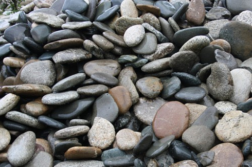 Kamenclub.ru: Галька речная плоская (ассорти) фр. 100-200-300 мм купить  в Ростове-на-Дону галька галечник природный серый, белый темно-серый синий рыжий светло-серый природная галька плоская крупная 8000 руб/т   фото КАМЕНЬ КЛУБ