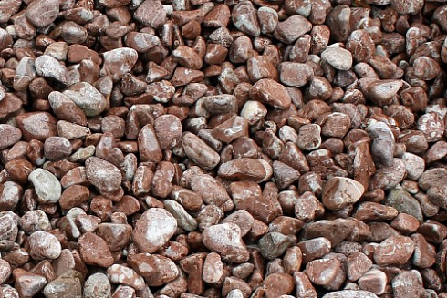 Kamenclub.ru: Мраморная крошка (щебень галтованный розовый) фр.5-10 мм.  купить в Ростове-на-Дону мрамор розовый, красный окатанный мраморный щебень декоративный ландшатфный 15000 руб/т   фото КАМЕНЬ КЛУБ