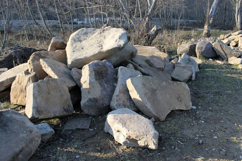 Kamenclub.ru: Песчаник плиты - плахи - пошаговые дорожки (фр. 70-150 мм)  купить в Ростове-на-Дону песчаник серый бежевый желтый зеленый колотый песчаник строительный 6500 руб/т   фото КАМЕНЬ КЛУБ