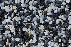 Kamenclub.ru: Мраморная крошка (щебень галтованный микс:белый-черный) фр.10-20 мм.  купить в Ростове-на-Дону мрамор белый, черный окатанные округлые декоративные ландшафтные камни щебня 15500 руб/т   фото КАМЕНЬ КЛУБ