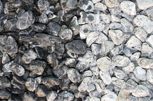 Kamenclub.ru: Щебень галтованный черный (мрамор) фр.20-40 мм.  купить в Ростове-на-Дону мрамор черный с белыми прожилками мрамор окатанный округлый 15000 руб/т   фото КАМЕНЬ КЛУБ