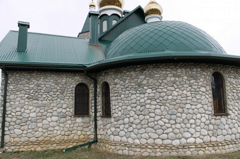 Kamenclub.ru: Галька речная плоская (бело-серая) фр. 100-200-300 мм. купить  в Ростове-на-Дону галька речная плоская серый, белый, бело-серый, серо-белый речная галька плоская  9000 руб/т   фото КАМЕНЬ КЛУБ