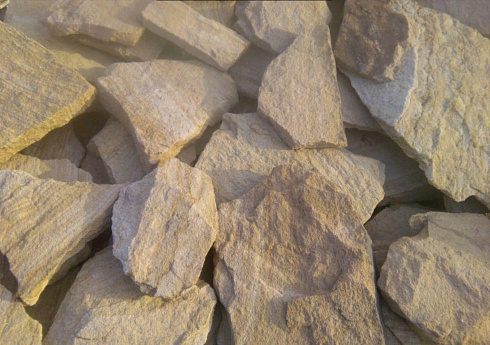 Kamenclub.ru: Песчаник пластушка "фонтанка" желтая (3,0 - 5,0 см)  купить в Ростове-на-Дону песчаник желтая, рыжий, желтый песчаник колотый рваный со сколом облицовочный 16200 руб/м3   фото КАМЕНЬ КЛУБ