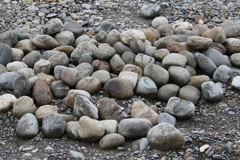 Kamenclub.ru: Речной валун (Ассорти) фр.100-300 мм.  купить в Ростове-на-Дону галечник серый, темно-серый, светло-серый речная галька крупных размеров 4200 руб/т   фото КАМЕНЬ КЛУБ