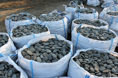 Kamenclub.ru: Галька речная плоская (ассорти) фр. 100-200-300 мм. купить  в Ростове-на-Дону галька плоская разноцветная серый белый темно-серый синий речная галька ландшафтная 8000 руб/т   фото КАМЕНЬ КЛУБ