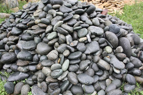 Kamenclub.ru: Темно-серый валунчик фр.100-300 мм.  купить в Ростове-на-Дону крупный природный камень серый, темно-серый, светло-серый речная галька большого размера окатанная 4500 руб/т   фото КАМЕНЬ КЛУБ