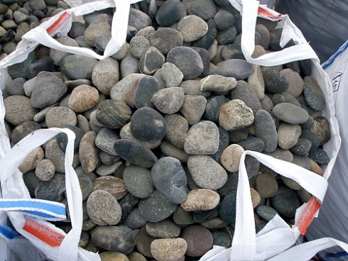 Kamenclub.ru: Галька речная плоская (ассорти) фр. 70-150 мм. купить  в Ростове-на-Дону галька галечник серый белый темно-серый синий светло-серый плоская природная галька  9000 руб/т   фото КАМЕНЬ КЛУБ