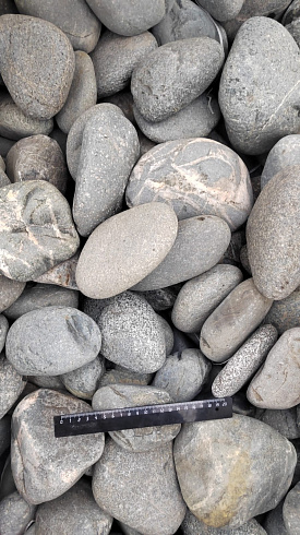 Kamenclub.ru: Галька речная окат (темно-серая) фр. 70-150 мм. купить  в Ростове-на-Дону галька речная темно-серая, синяя, серая речная галька округлая  8000 руб/т   фото КАМЕНЬ КЛУБ