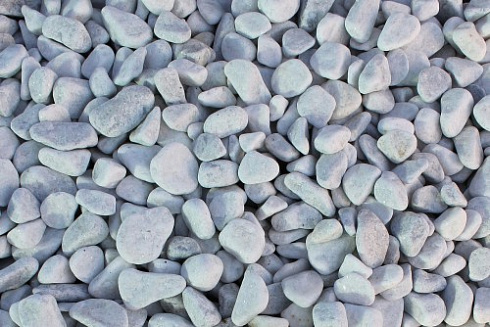 Kamenclub.ru: Щебень галтованный белый (мрамор) фр.5-10 мм.  купить в Ростове-на-Дону мрамор белый, айвори, молочный каменная мраморная декоративная ландшафтная крошка 17000 руб/т   фото КАМЕНЬ КЛУБ