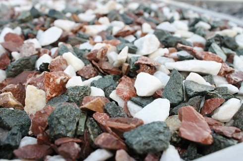 Kamenclub.ru: Мраморная крошка (щебень крошка микс: белый-зеленый-розовый) фр. 10-20 мм.  купить в Ростове-на-Дону мрамор белый, зеленый, розовый декоративный ландшафтный колотый щебень 12000 руб/т   фото КАМЕНЬ КЛУБ