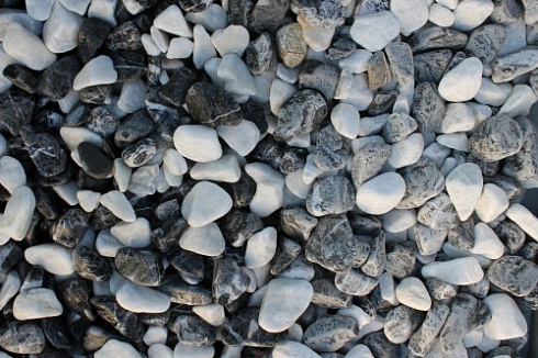 Kamenclub.ru: Мраморная крошка (щебень галтованный микс:: белый-черный) фр.20-40 мм  купить в Ростове-на-Дону мрамор белый, черный мраморный галтованный щебень 15500 руб/т   фото КАМЕНЬ КЛУБ