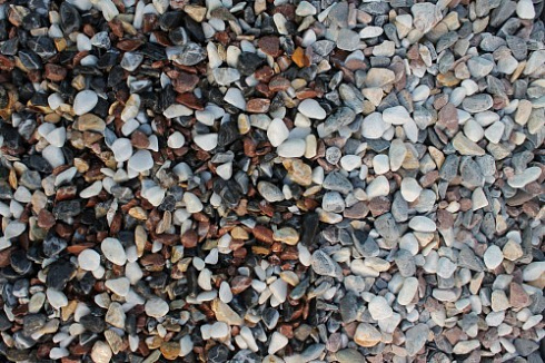 Kamenclub.ru: Мраморная крошка (щебень галтованный микс:белый-черный-розовый-медовый) фр.10-20 мм.  купить в Ростове-на-Дону мрамор белый, медовый, черный, розовый мраморный декоративный ландшафтный окатанный округлый галтованный щебень 15500 руб/т   фото КАМЕНЬ КЛУБ