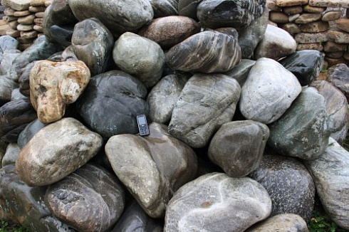 Kamenclub.ru: Речной валун Кабанчик фр.300-500 мм.  купить в Ростове-на-Дону крупный природный камень галька серый, темно-серый речной валун галечник масштабный 7000 руб/т   фото КАМЕНЬ КЛУБ