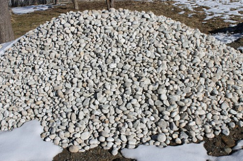 Kamenclub.ru: Галька речная окат (серо-белая) фр. 70-120 мм купить  в Ростове-на-Дону галька галечник бело-серая, серо-белая, серая, белая речная природная галька  8000 руб/т   фото КАМЕНЬ КЛУБ