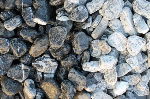 Kamenclub.ru: Щебень галтованный черный (мрамор) фр. 50-100 мм.  купить в Ростове-на-Дону мрамор черный с белыми прожилками щебень ландшафтный мраморный 15000 руб/т   фото КАМЕНЬ КЛУБ