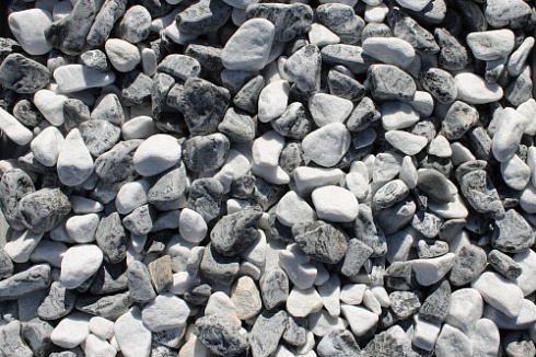 Kamenclub.ru: Мраморная крошка (щебень галтованный микс:: белый-черный) фр.20-40 мм  купить в Ростове-на-Дону мрамор белый, черный мраморный галтованный щебень 15500 руб/т   фото КАМЕНЬ КЛУБ