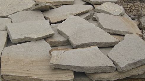 Kamenclub.ru: Песчаник пластушка светло-серый (2,0 см)  купить в Ростове-на-Дону плитняк- ластушка светло-серый, серый рваный ландшафтный плитняк колотый 13800 руб/м3   фото КАМЕНЬ КЛУБ