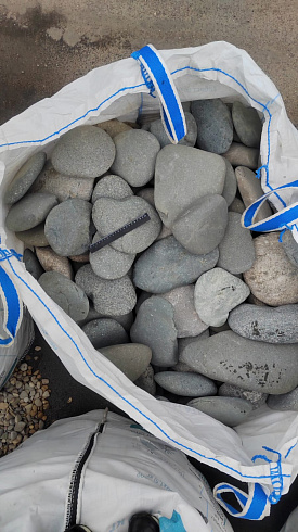 Kamenclub.ru: Галька речная плоская (темно-серая) фр. 70-150 мм. купить  в Ростове-на-Дону галечник природный темно-серый серый синий речная плоская природная окатанная  9000 руб/т   фото КАМЕНЬ КЛУБ