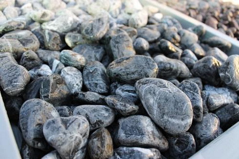 Kamenclub.ru: Щебень галтованный черный (мрамор) фр.20-40 мм.  купить в Ростове-на-Дону мрамор черный с белыми прожилками мрамор окатанный округлый 15000 руб/т   фото КАМЕНЬ КЛУБ