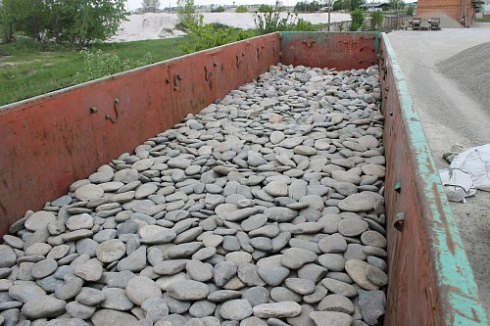 Kamenclub.ru: Галька речная плоская (ассорти) фр. 100-200-300 мм. купить  в Ростове-на-Дону галька плоская разноцветная серый белый темно-серый синий речная галька ландшафтная 8000 руб/т   фото КАМЕНЬ КЛУБ