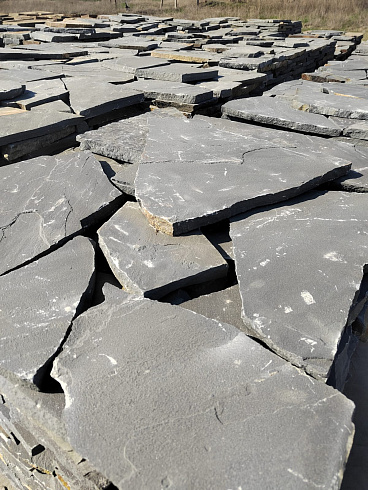 Kamenclub.ru: Песчаник пластушка светло-серый (2,0 см)  купить в Ростове-на-Дону плитняк- ластушка светло-серый, серый рваный ландшафтный плитняк колотый 13800 руб/м3   фото КАМЕНЬ КЛУБ