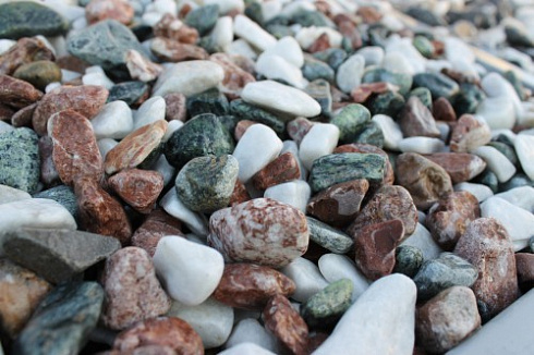 Kamenclub.ru: Мраморная крошка (щебень галтованный микс:белый-зеленый-розовый) фр.20-40 мм.  купить в Ростове-на-Дону мрамор белый, зеленый, розовый мрамор декоративный (галтовка) 15500 руб/т   фото КАМЕНЬ КЛУБ