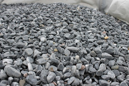 Kamenclub.ru: Щебень галтованный черный (мрамор) фр.10-20 мм.  купить в Ростове-на-Дону мрамор черный с белыми прожилками, черный, белый окатанный округлый ландшафтный декоративный щебень 15000 руб/т   фото КАМЕНЬ КЛУБ