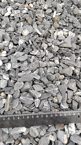 Kamenclub.ru: Щебень галтованный черный (мрамор) фр.10-20 мм.  купить в Ростове-на-Дону мрамор черный с белыми прожилками, черный, белый окатанный округлый ландшафтный декоративный щебень 15000 руб/т   фото КАМЕНЬ КЛУБ