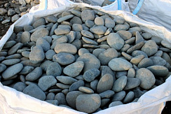Kamenclub.ru: Галька речная плоская (темно-серая) фр. 100-200-300 мм. купить в Ростове-на-Дону галька речная плоская темно-серый, серый, синий речной галечник плоский 9000 руб/т   фото КАМЕНЬ КЛУБ