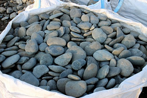 Kamenclub.ru: Галька речная плоская (темно-серая) фр. 100-200-300 мм. купить в Ростове-на-Дону галька речная плоская темно-серый, серый, синий речной галечник плоский 9000 руб/т   фото КАМЕНЬ КЛУБ