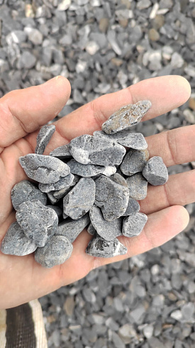 Kamenclub.ru: Щебень галтованный черный (мрамор) фр.10-20 мм.  купить в Ростове-на-Дону мрамор черный с белыми прожилками, черный, белый окатанный округлый ландшафтный декоративный щебень 15000 руб/т   фото КАМЕНЬ КЛУБ