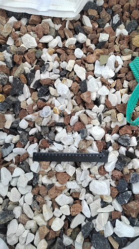 Kamenclub.ru: Мраморная крошка (щебень крошка микс : белый-черный-розовый) фр. 20-40 мм.  купить в Ростове-на-Дону мрамор белый, черный, розовый декоративная ландшафтная крошка 12000 руб/т   фото КАМЕНЬ КЛУБ
