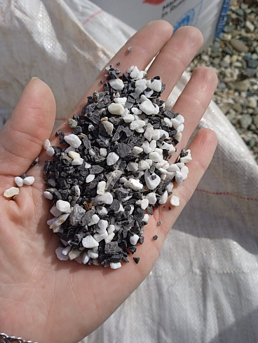Kamenclub.ru: Мраморная крошка (щебень крошка микс : белый-черный-розовый) фр. 5-10 мм.  купить в Ростове-на-Дону мрамор белый, черный, розовый, разноцветный микс декоративная мраморная каменная крошка 12000 руб/т   фото КАМЕНЬ КЛУБ
