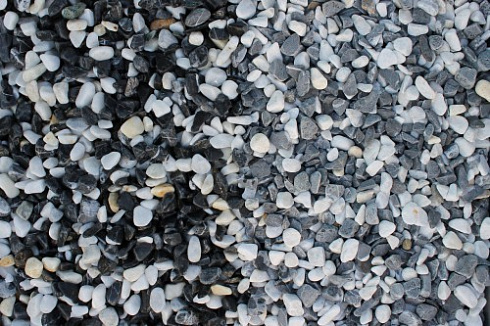 Kamenclub.ru: Мраморная крошка (щебень галтованный микс:белый-черный) фр.10-20 мм.  купить в Ростове-на-Дону мрамор белый, черный окатанные округлые декоративные ландшафтные камни щебня 15500 руб/т   фото КАМЕНЬ КЛУБ