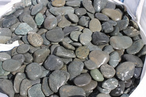 Kamenclub.ru: Галька речная плоская (темно-серая) фр. 100-200-300 мм. купить  в Ростове-на-Дону галька речная плоская темно-серый, серый, синий речной галечник плоский 9000 руб/т   фото КАМЕНЬ КЛУБ