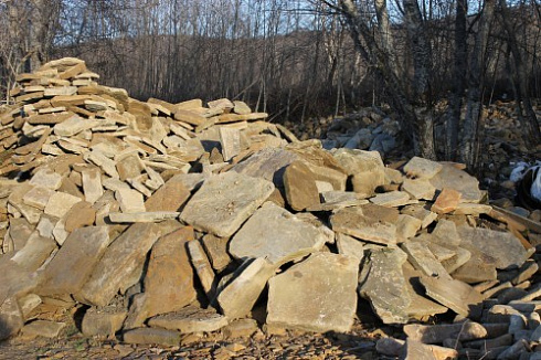 Kamenclub.ru: Песчаник плиты - плахи - пошаговые дорожки (фр. 70-150 мм)  купить в Ростове-на-Дону песчаник серый бежевый желтый зеленый колотый песчаник строительный 6500 руб/т   фото КАМЕНЬ КЛУБ