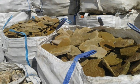 Kamenclub.ru: Песчаник колотый для облицовки (фр. 2-3 см)  купить в Ростове-на-Дону песчаник бежевый серый рыжий песчаник строительный 5000 руб/т   фото КАМЕНЬ КЛУБ