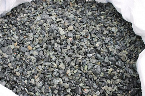 Kamenclub.ru: Щебень галтованный зеленый (змеевик) фр. 20-40 мм.  купить в Ростове-на-Дону мрамор зеленый, салатовый оголтованный щебень мраморный 12500 руб/т   фото КАМЕНЬ КЛУБ