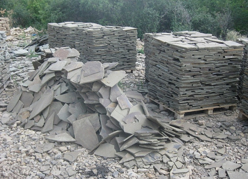 Kamenclub.ru: Песчаник пластушка серо-зеленый (1,5 см)  купить в Ростове-на-Дону плитняк - пластушка серо-зеленый, серый, зеленый пластушка рваная ландшафтная колотая 10200 руб/м3   фото КАМЕНЬ КЛУБ