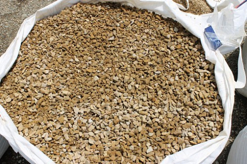 Kamenclub.ru: Щебень крошка желтый (песчаник) фр. 10-20 мм.  купить в Ростове-на-Дону песчаник бежевый, серый, рыжий декоративный ландшафтный щебень колотый 9500 руб/т   фото КАМЕНЬ КЛУБ