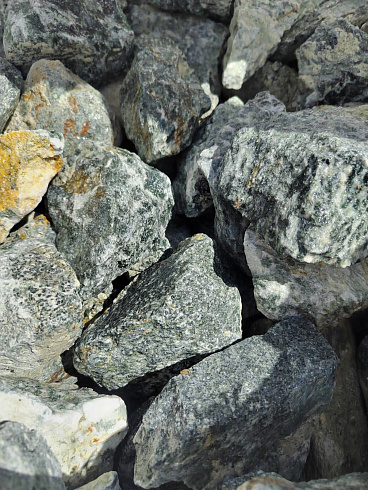 фото Галтованный жадеит (фр. 70-100 мм)  купить в Ростове-на-Дону в интернет-портале КАМЕНЬ КЛУБ