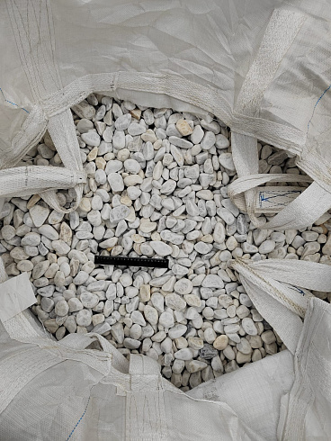 Kamenclub.ru: Мраморная крошка (щебень галтованный белый) фр.40-70 мм.  купить в Ростове-на-Дону мрамор белый молочный айвори окатанный округлый природный камень 17000 руб/т   фото КАМЕНЬ КЛУБ