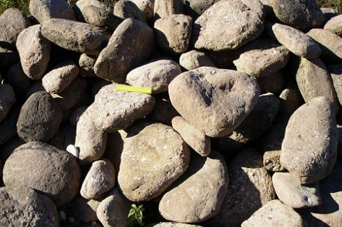 Kamenclub.ru: Конгломераты фр. 300-1000 мм.  купить в Ростове-на-Дону кварц мрамор диабаз коричневый, серый зеленоватый речной валун крупный 6500 руб/т   фото КАМЕНЬ КЛУБ